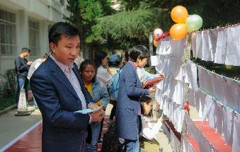 上图为完美体育官方网站白震书记 上图为完美体育官方网站白震书记
